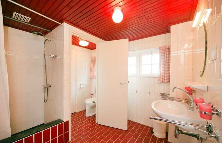 Moderne badkamer in Huisje in Tubbergen, vakantieaccommodatie in het rustige Twente, Overijssel.