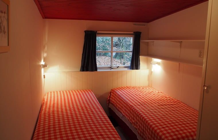 Slaapkamer met twee eenpersoonsbedden in Huisje in Tubbergen, vakantiehuis in Twente, Overijssel.
