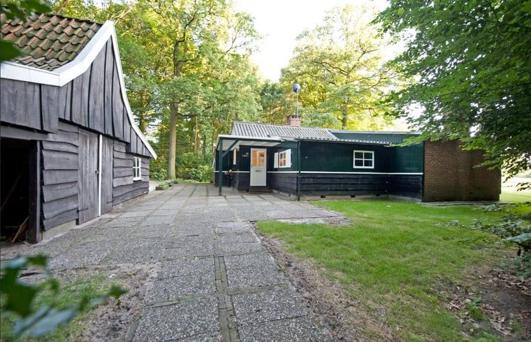 Buitenkant van Huisje in Tubbergen, omgeven door groen in het mooie Twente, Overijssel.