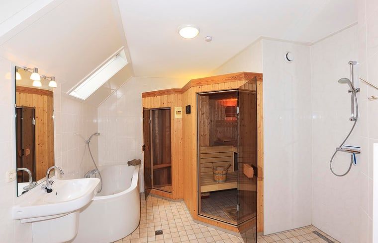 Luxurioeses Badezimmer mit Sauna in Cottage in Deurningen, Ferienunterkunft in Twente, Overijssel.