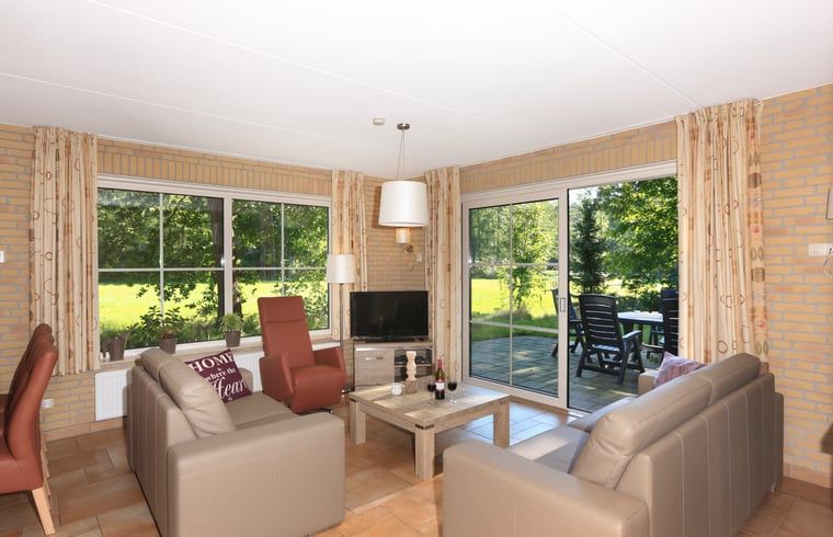 Gemuetliches Wohnzimmer mit Blick auf den Garten im Cottage in Deurningen, Twente, Overijssel.