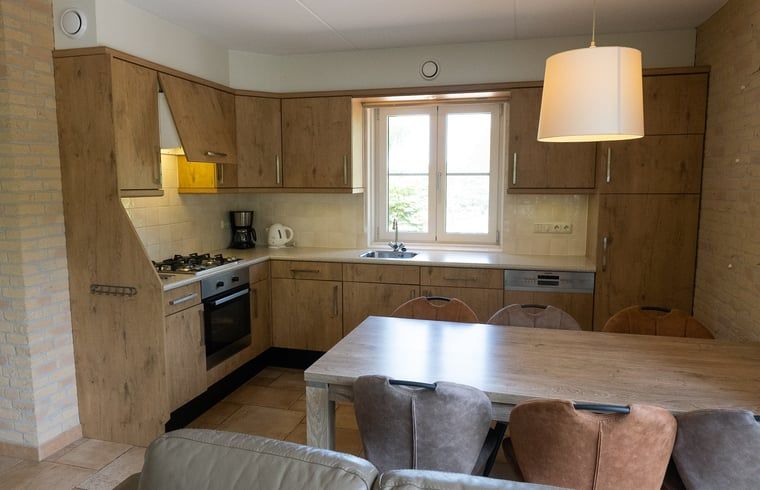 Moderne Kueche mit Essecke in Cottage in Deurningen, Ferienhaus in Twente, Overijssel.