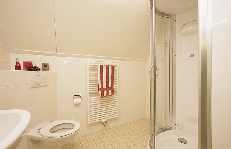 Stilvolles Badezimmer mit Dusche im Ferienhaus in Deurningen, Twente, Overijssel.