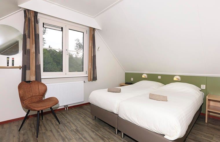 Schlafzimmer mit zwei Einzelbetten in Cottage in Deurningen, Twente, Overijssel.