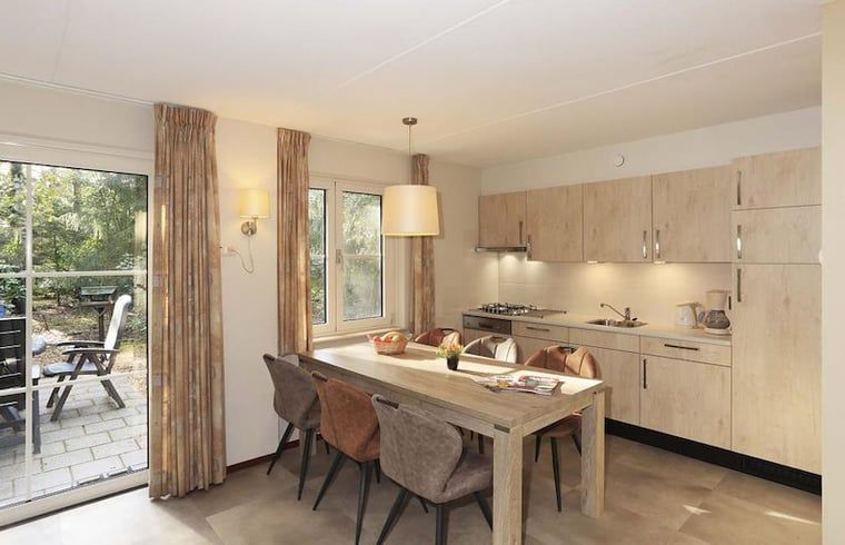 Geraeumiges Esszimmer und Kueche im Ferienhaus in Deurningen, ideal fuer Familienurlaub in Twente.