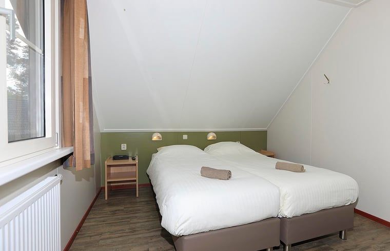 Schlafzimmer mit zwei Einzelbetten in Huisje in Deurningen, rustikales Ferienhaus in Twente.