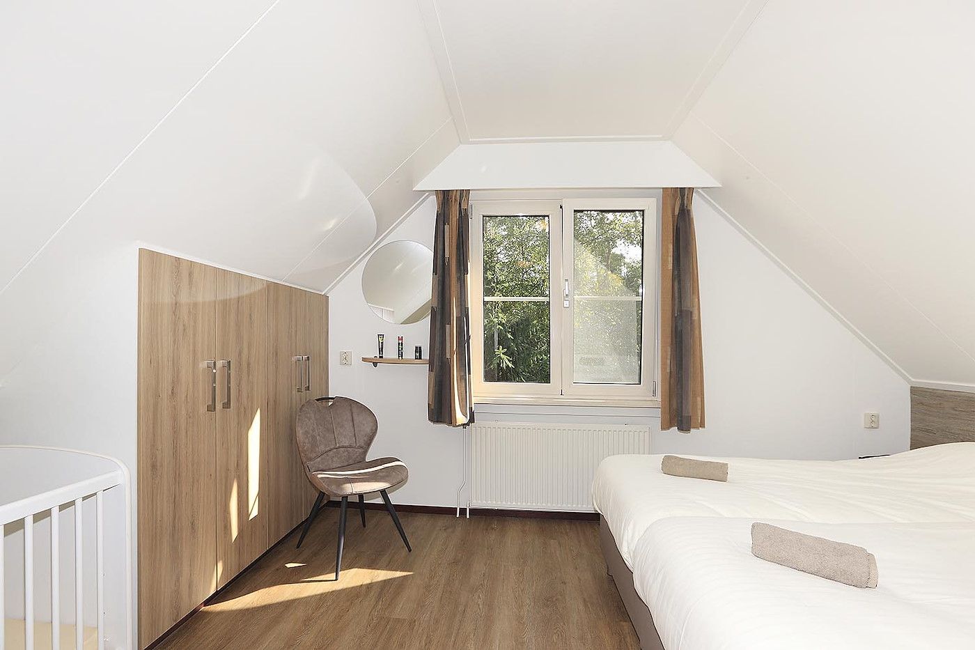 Helles Schlafzimmer im Boshuus Comfort Plus, Deurningen, Twente, Overijssel mit bequemen Betten und Blick auf die Natur.