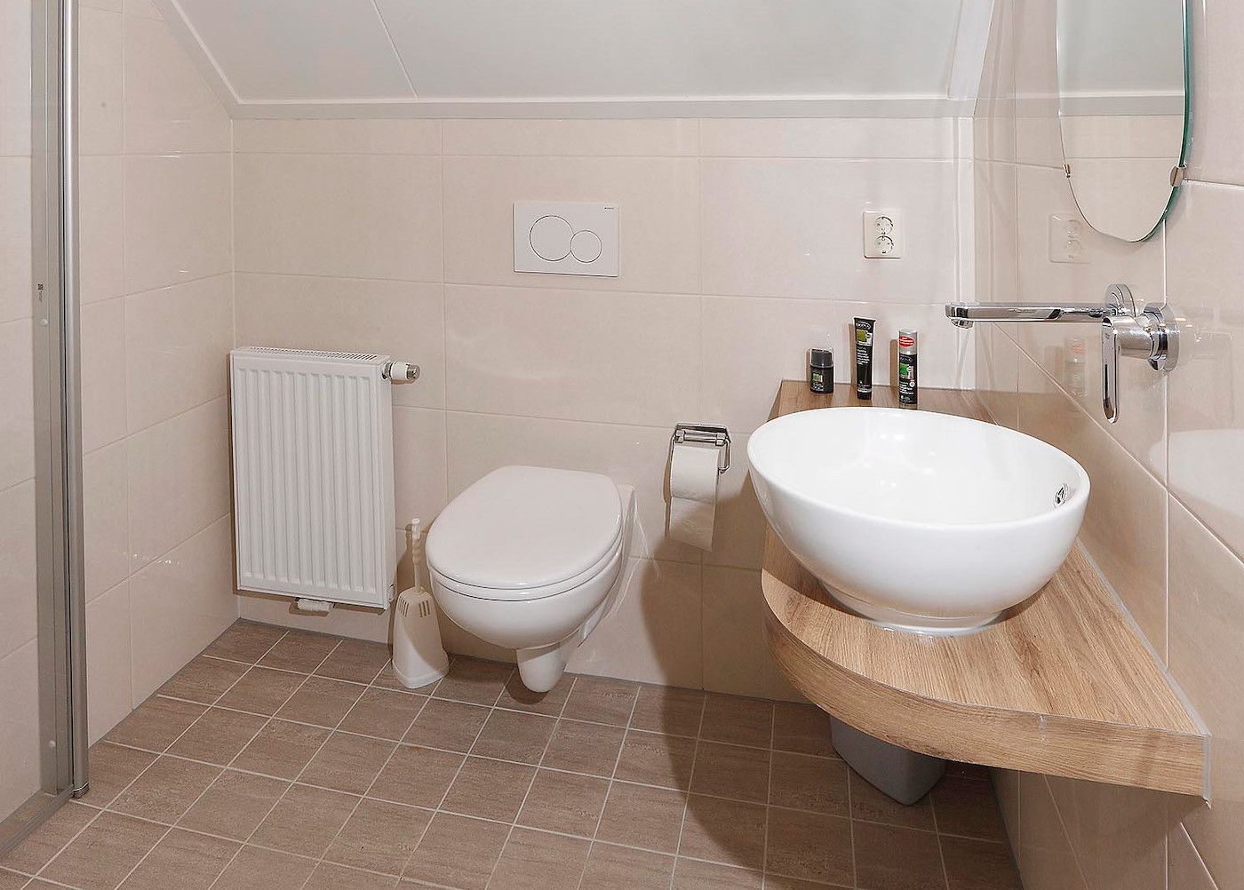 Modernes Badezimmer im Ferienhaus Boshuus Comfort Plus, Deurningen, Twente, Overijssel mit stilvollem Waschbecken.