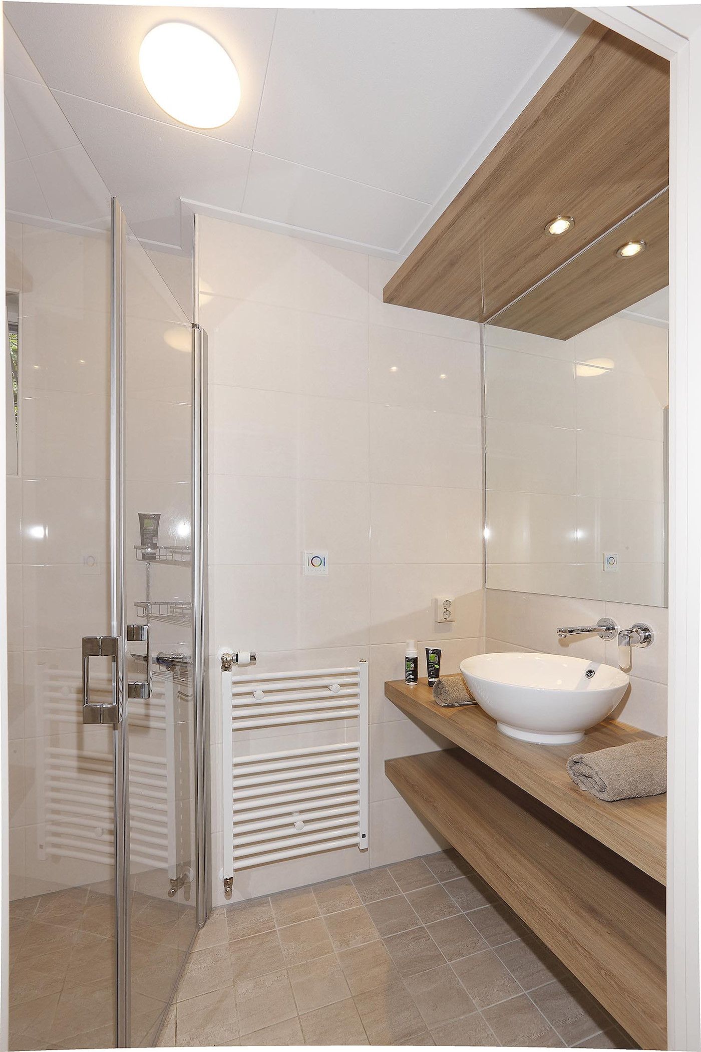 Moderne Dusche im Boshuus Comfort Plus, Deurningen, Twente, Overijssel fuer ein erfrischendes Erlebnis.