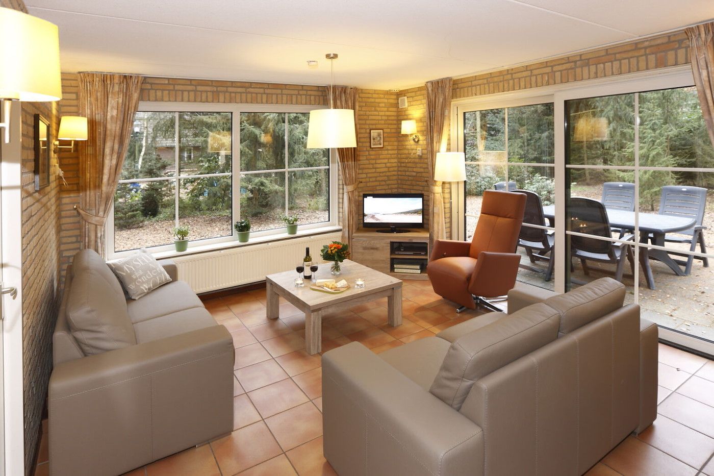 Gemuetliches Wohnzimmer im Ferienhaus Boshuus Comfort, Deurningen, mit Blick auf die Natur.