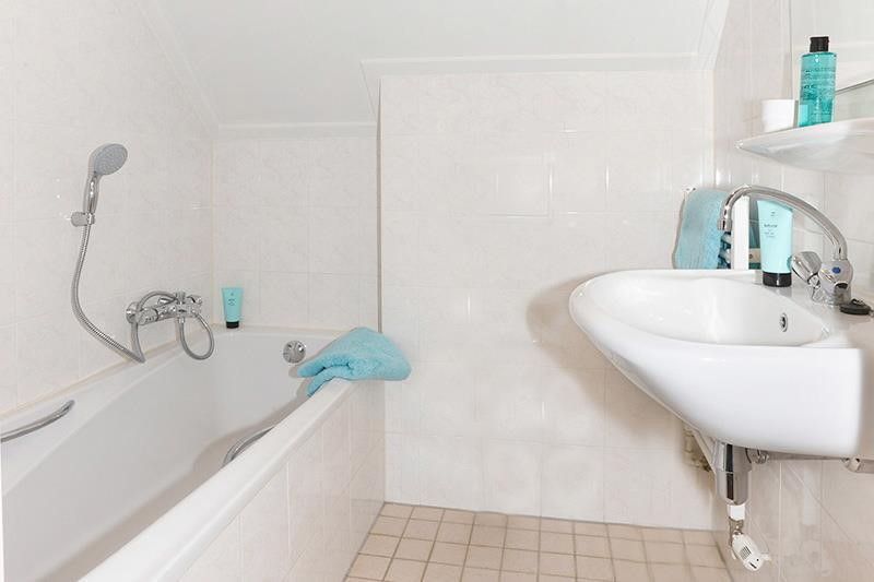Helles Badezimmer mit Badewanne im Ferienhaus Boshuus Comfort, Deurningen, fuer ultimative Entspannung.
