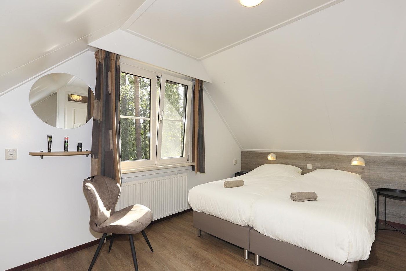 Zweites Schlafzimmer im Ferienhaus Boshuus Comfort, Deurningen, mit Blick auf die gruene Umgebung.