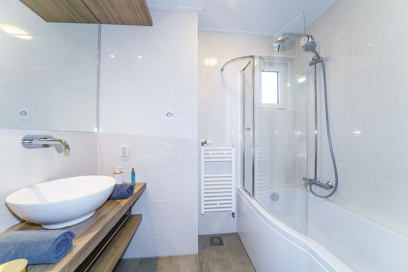 Stylish bathroom in Boshuus Comfort Plus vacation home in Deurningen, Twente, with modern amenities.