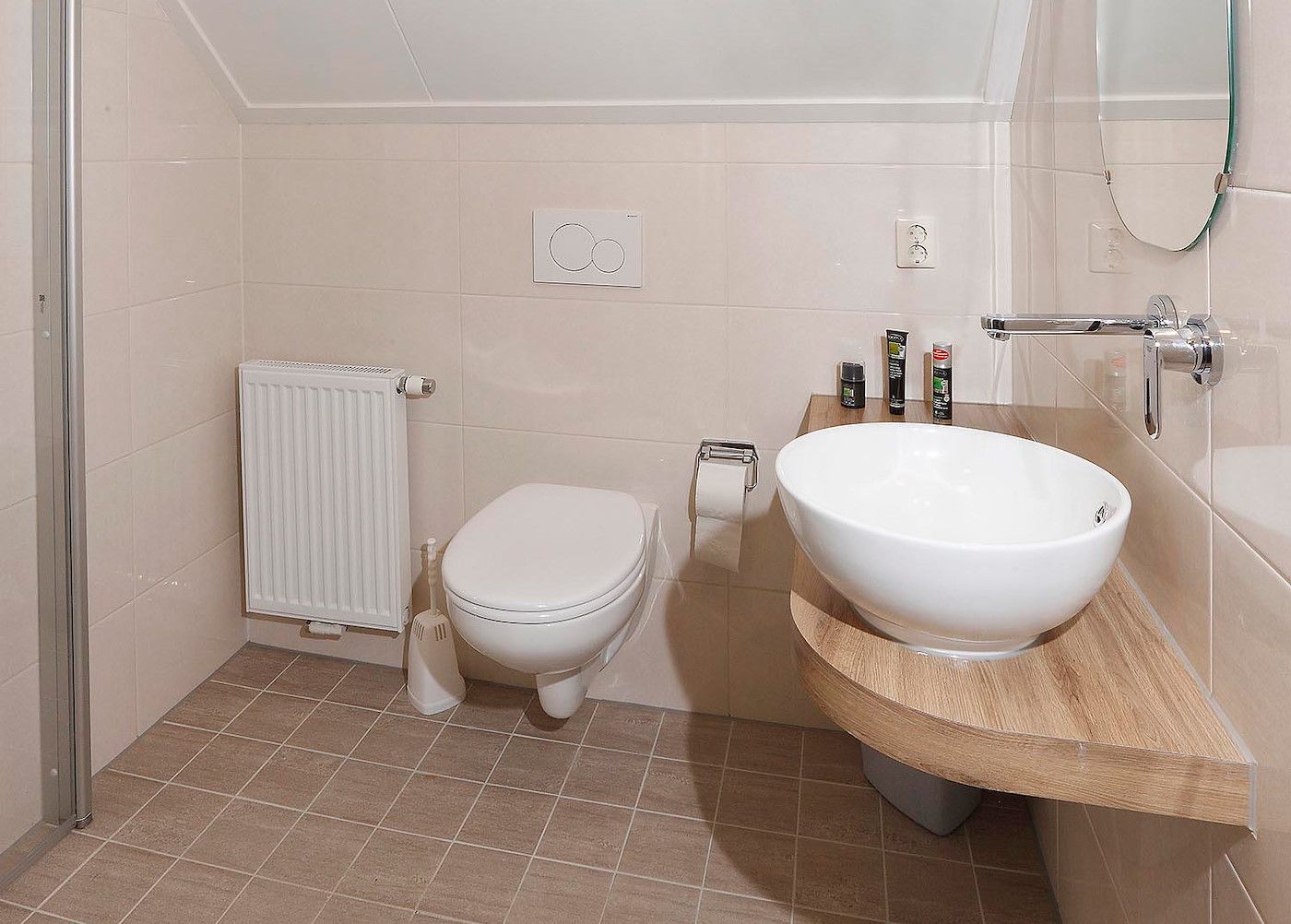 Guest bathroom in Boshuus Comfort Plus vacation home in Deurningen, Twente, with sleek and modern design.