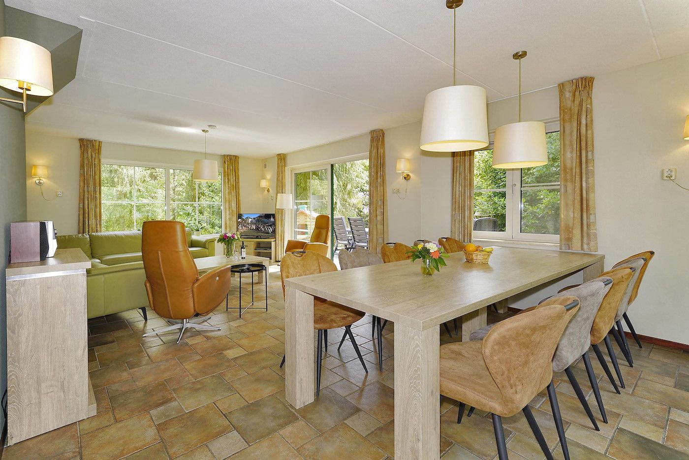 Geraeumiges Wohnzimmer im Familienhuus, Deurningen, mit gemuetlicher Sitzecke und viel Licht.