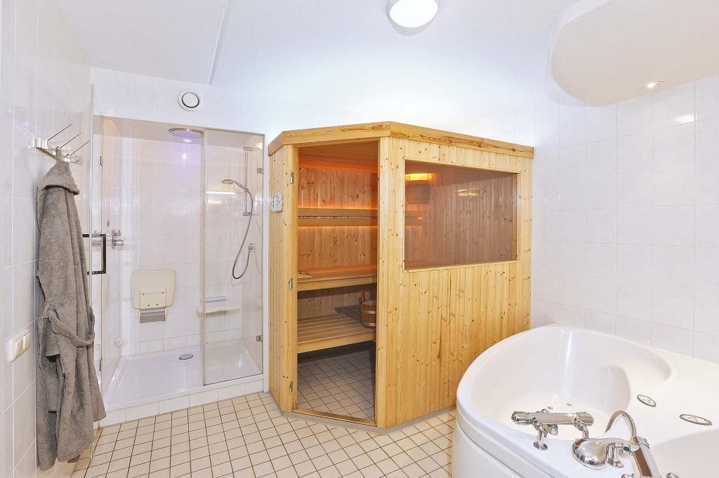 Luxurioeses Badezimmer mit Sauna im Familiehuus, Ferienhaus in Deurningen, Twente.