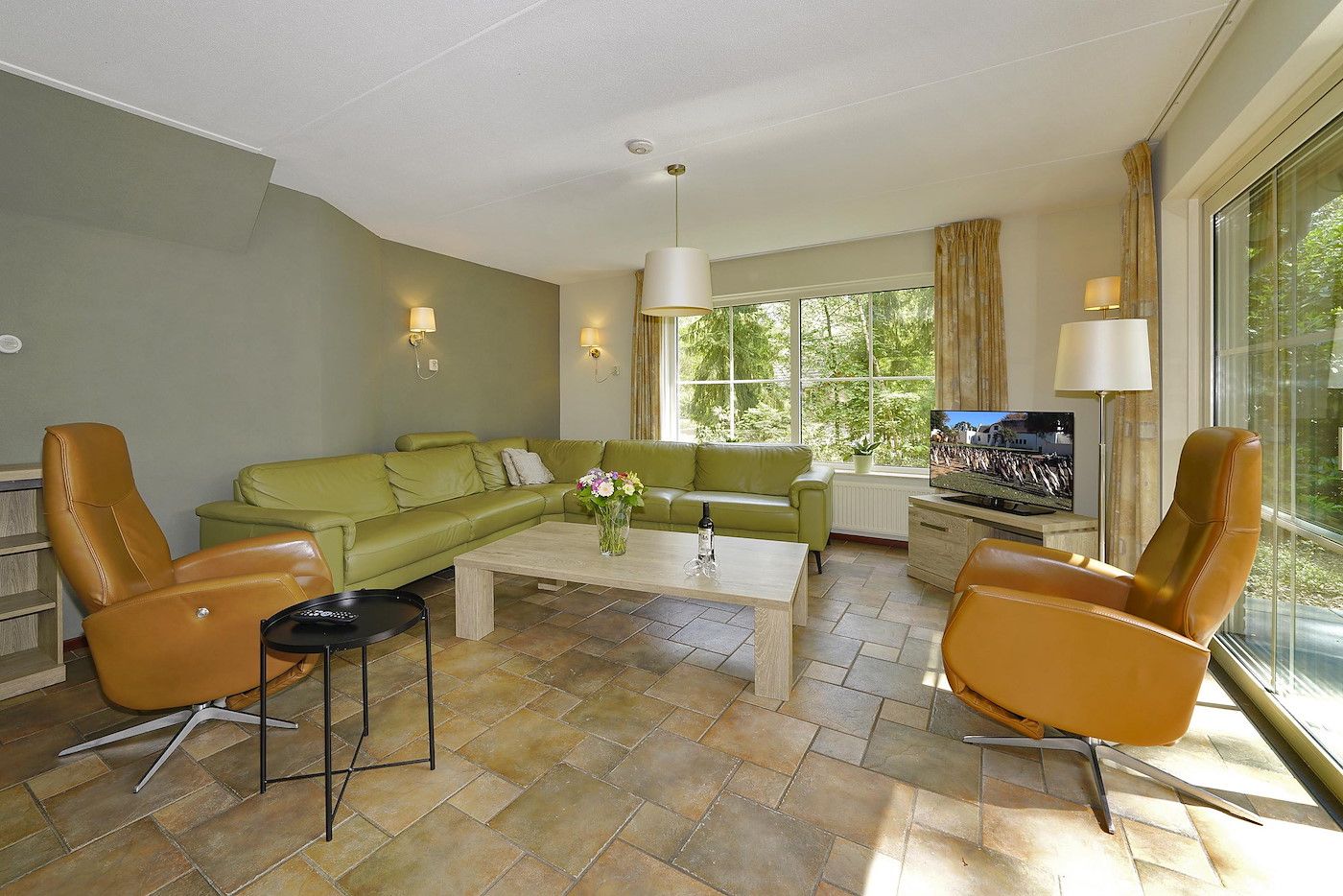 Gemuetliche Sitzecke im Family House Ferienhaus, Deurningen, mit Blick auf den Garten.