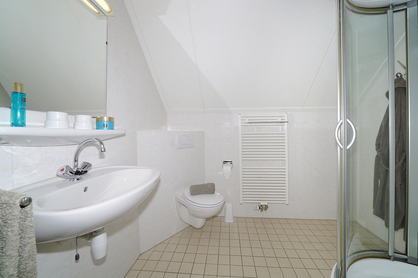 Stilvolles Badezimmer in der Ferienwohnung Family House, Deurningen, mit Dusche und Toilette.