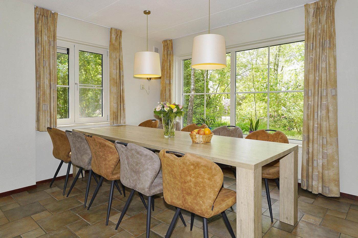 Esszimmer im Haus der Familie, Deurningen, mit grossem Tisch und Blick auf den Garten.