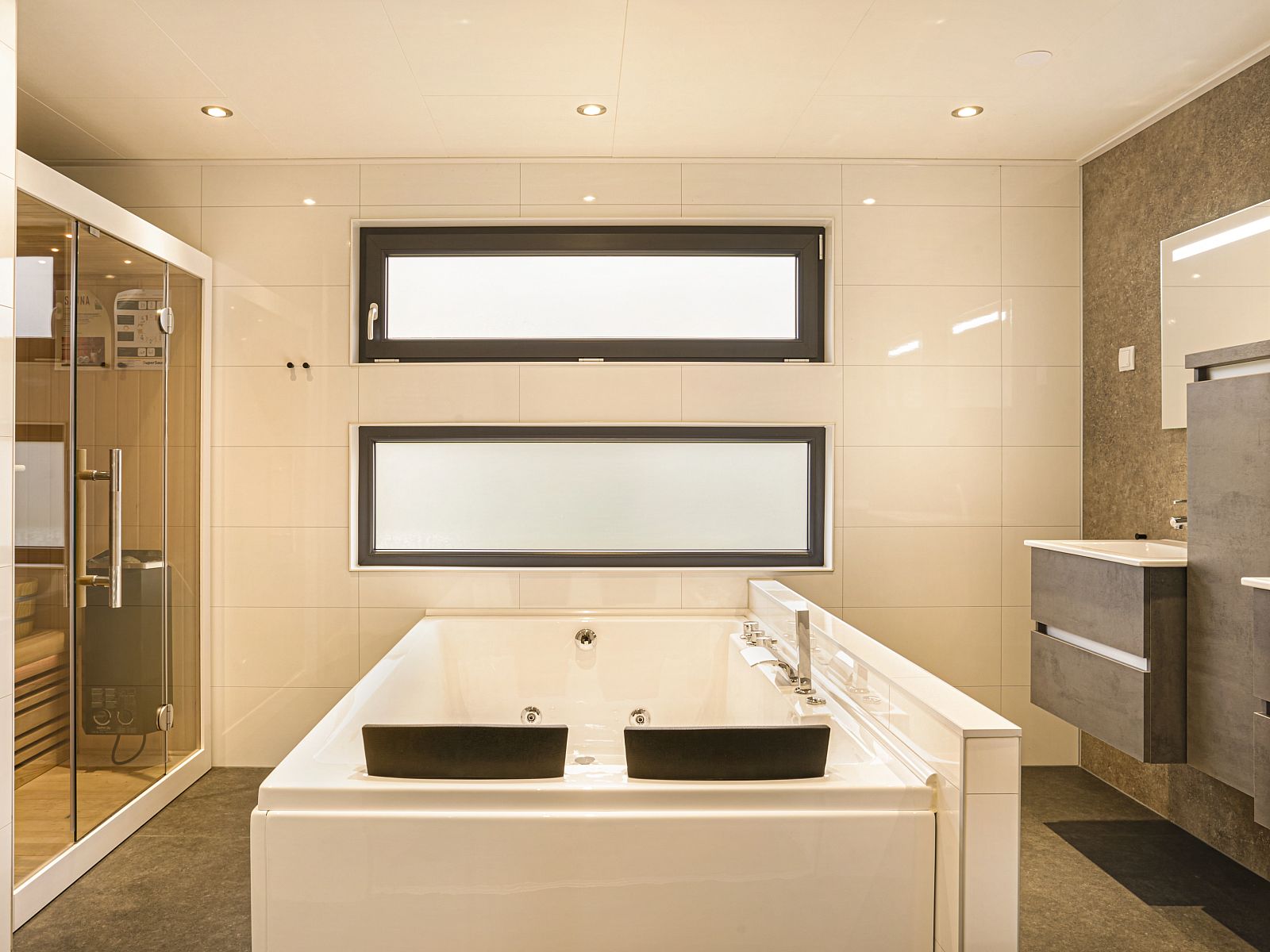 Gezellige woonkamer met uitzicht bij Sallandse Heuvelrug 2-persoons woning in Hoge Hexel, Twente, Overijssel.