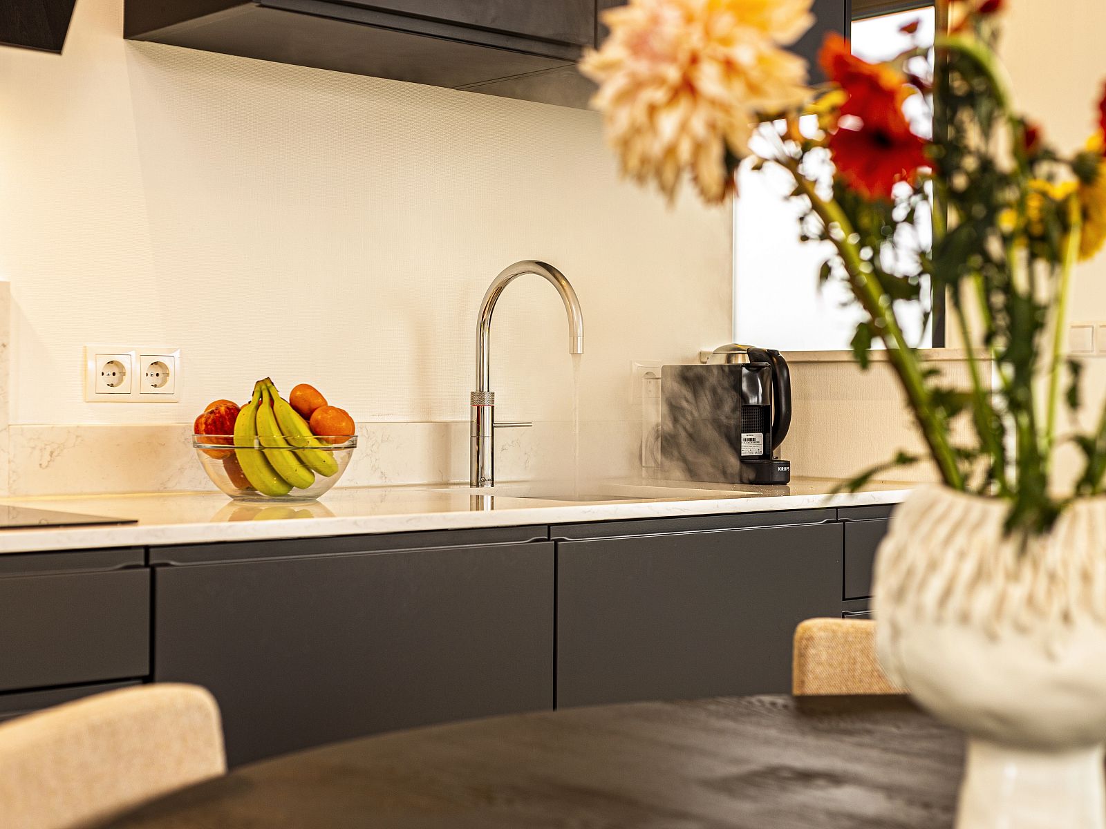 Comfortabele zithoek met terraszicht in Sallandse Heuvelrug 2-persoons woning, Hoge Hexel, Twente, Overijssel.