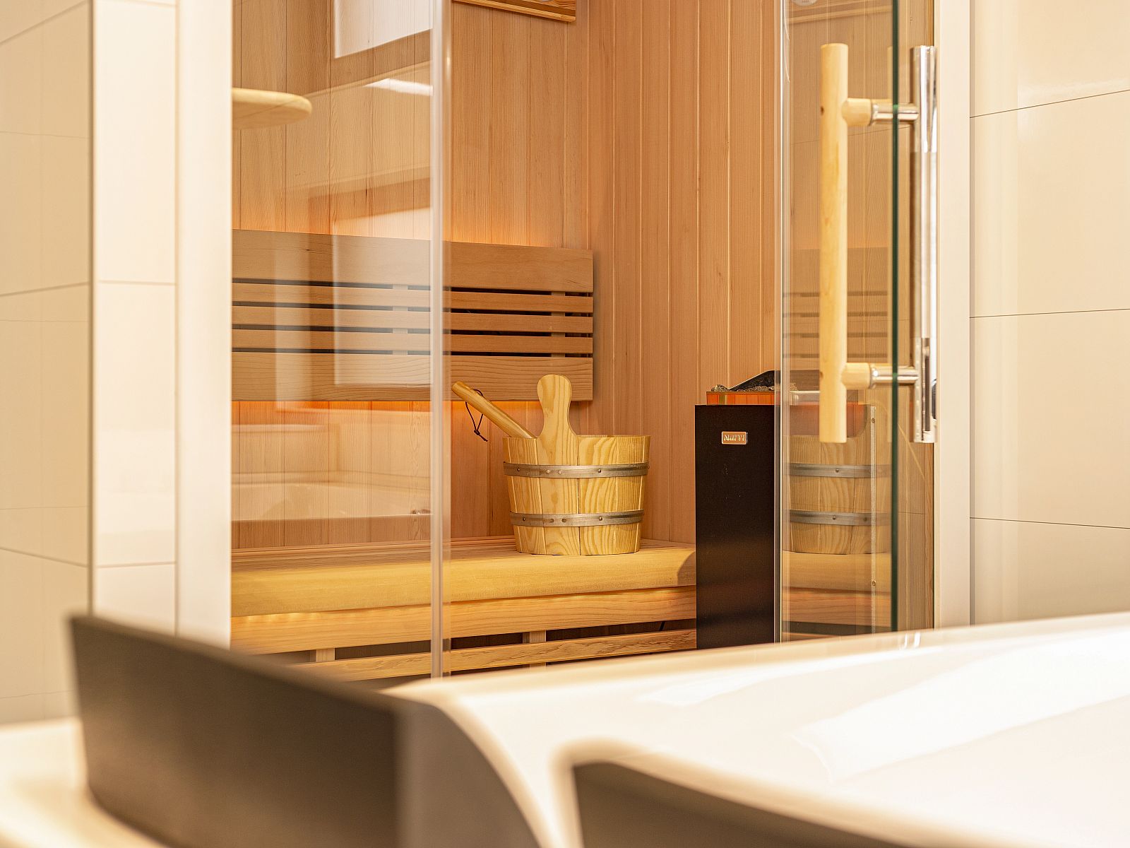 Stijlvolle eetkamer met bloemen in Sallandse Heuvelrug 2-persoons woning, Hoge Hexel, Twente, Overijssel.