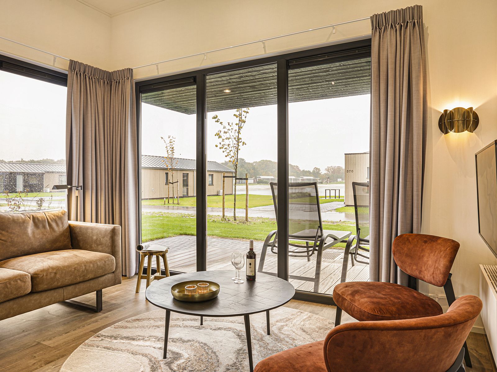 Ruime slaapkamer met tweepersoonsbed in Sallandse Heuvelrug 2-persoons woning, Hoge Hexel, Twente, Overijssel.