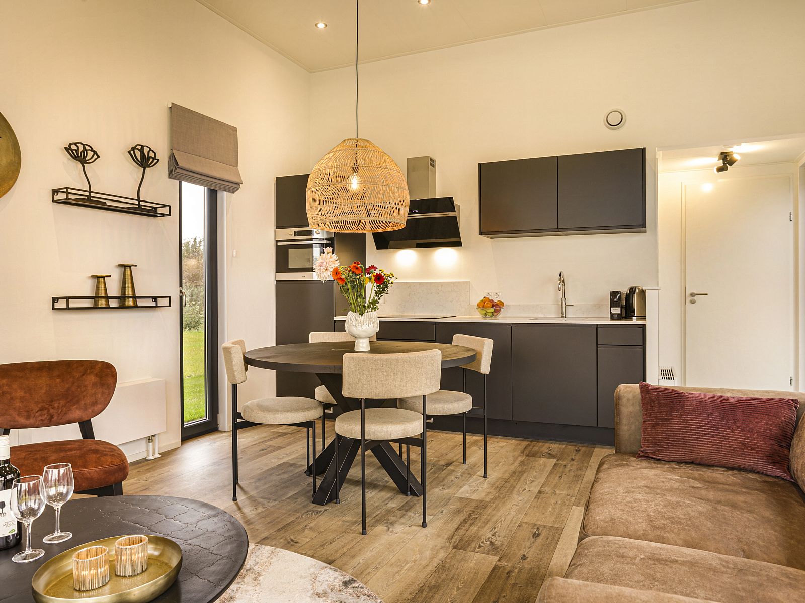 Slaapkamer met kunst en uitzicht in Sallandse Heuvelrug 2-persoons woning, Hoge Hexel, Twente, Overijssel.