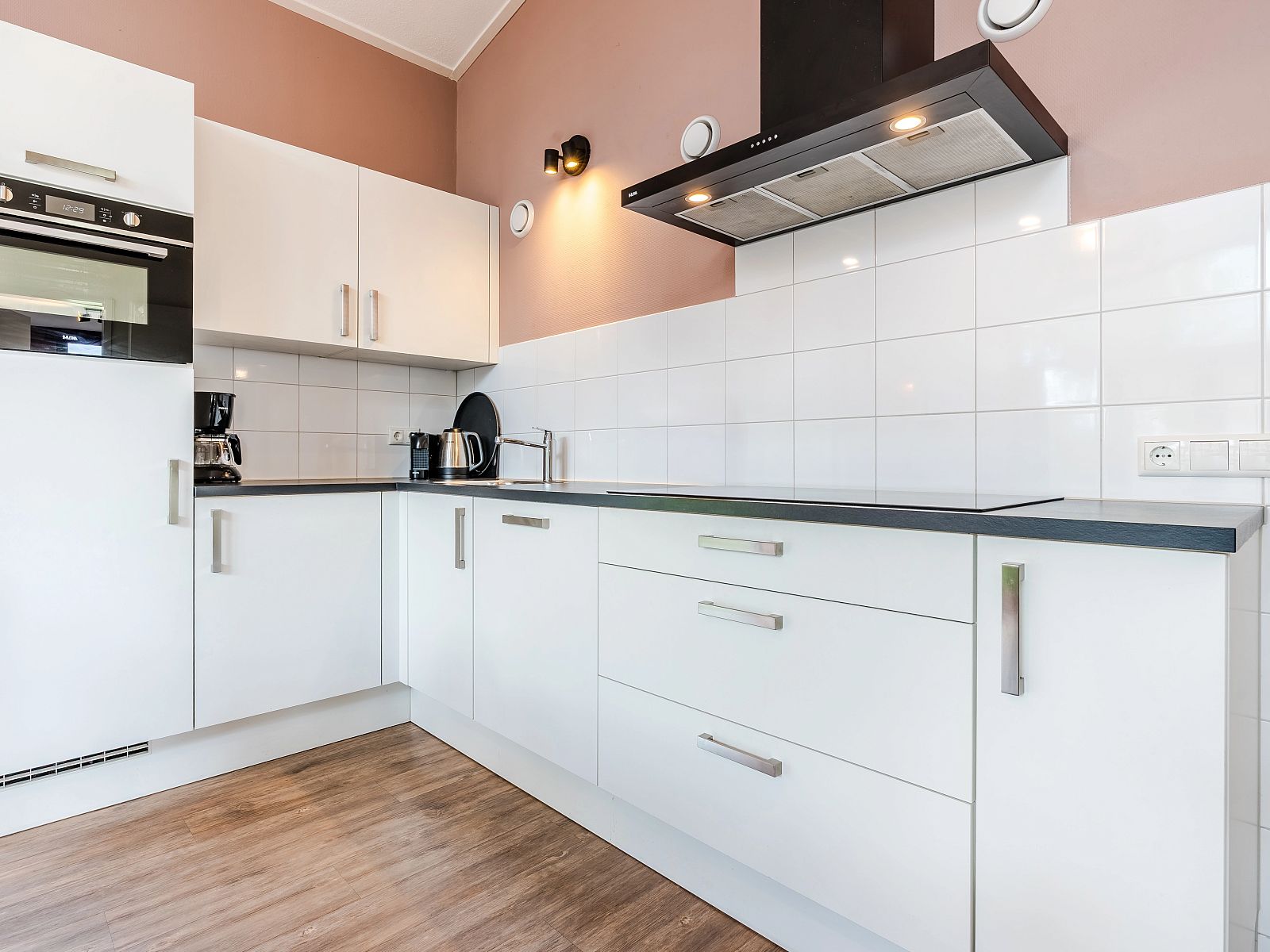 Komfortables Schlafzimmer im 8-Personen-Haus Sallandse Heuvelrug, Hoge Hexel, mit Blick auf den Garten.