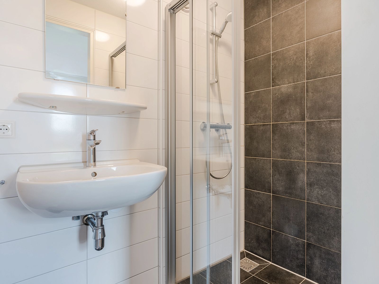 Hauptschlafzimmer des 8-Bett-Hauses Sallandse Heuvelrug, Hoge Hexel, mit luxurioesen Betten und natuerlichem Licht.