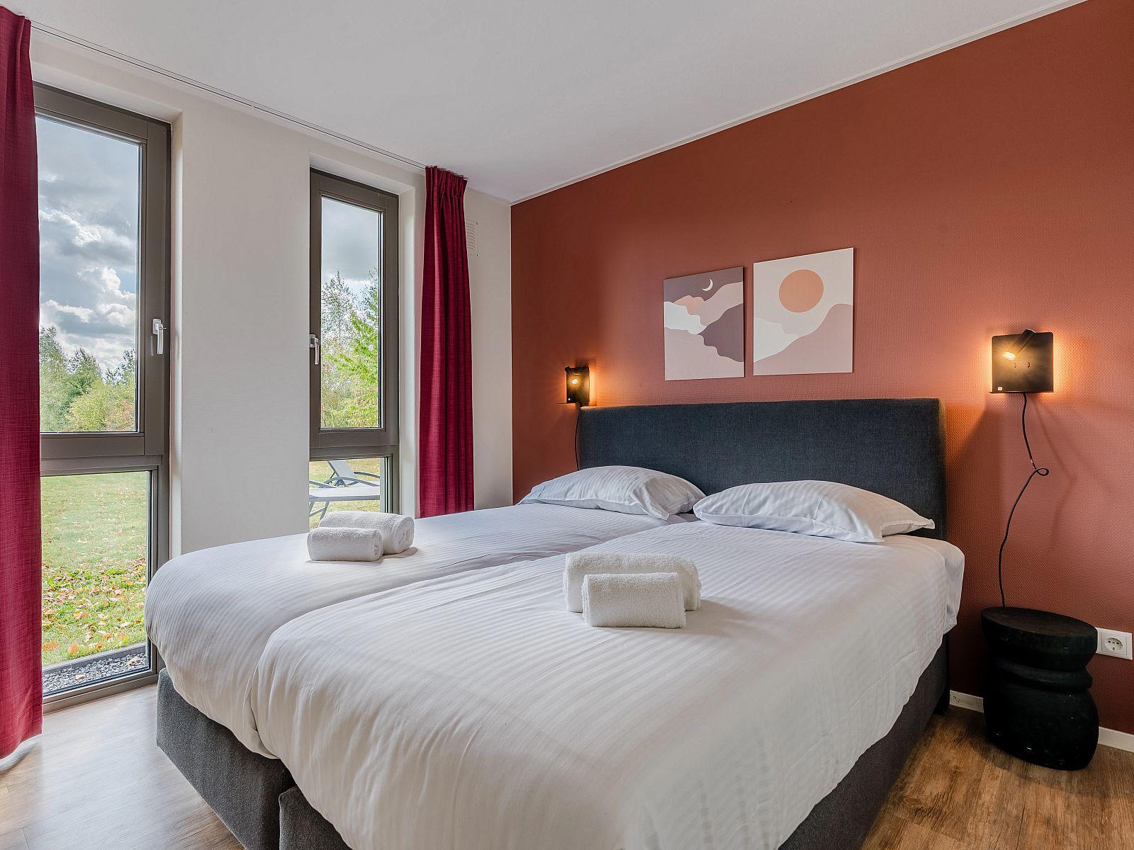 Helles Schlafzimmer im Ferienhaus Sallandse Heuvelrug, Hoge Hexel, mit zwei Betten und Blick auf die Natur.