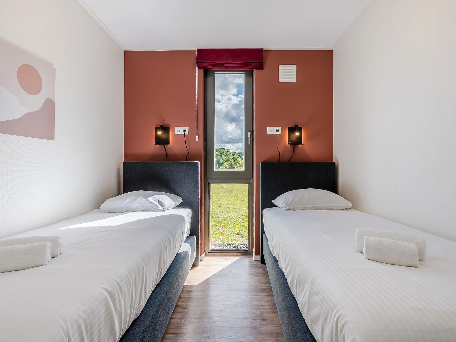 Zweites Badezimmer im 8-Personen-Haus Sallandse Heuvelrug, Hoge Hexel, mit moderner Dusche und Waschbecken.