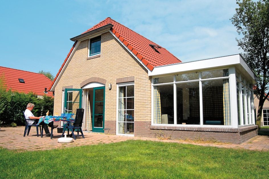 Gezellige bungalow Vuurvlinder met Serre 10 in Hoge Hexel, Twente, met zonnig terras en groene omgeving in Overijssel.
