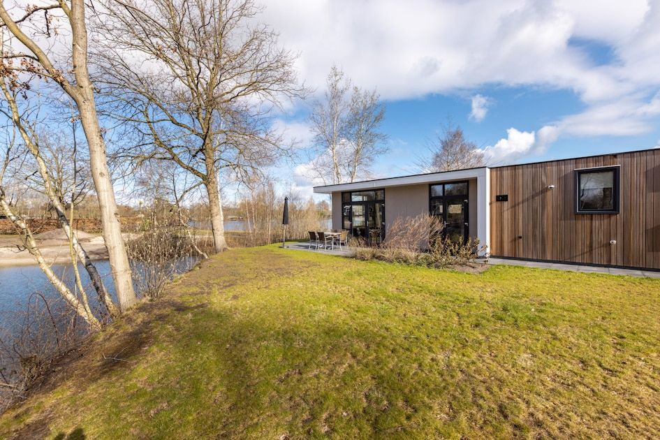 Regge 6 vacation home in Hoge Hexel, Twente overlooking green landscape and waterfront, ideal for nature lovers in Overijssel.