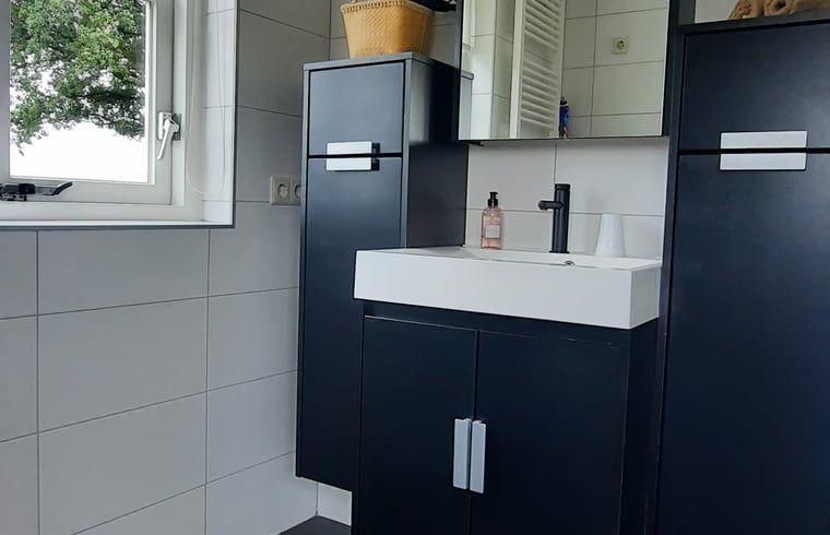 Practical laundry room in vacation home Manderveen, ideal for longer stays in Twente.