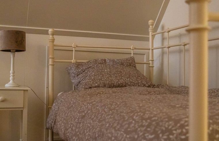 Look into the kitchen of vacation home Manderveen, with modern facilities in Twente, Overijssel.