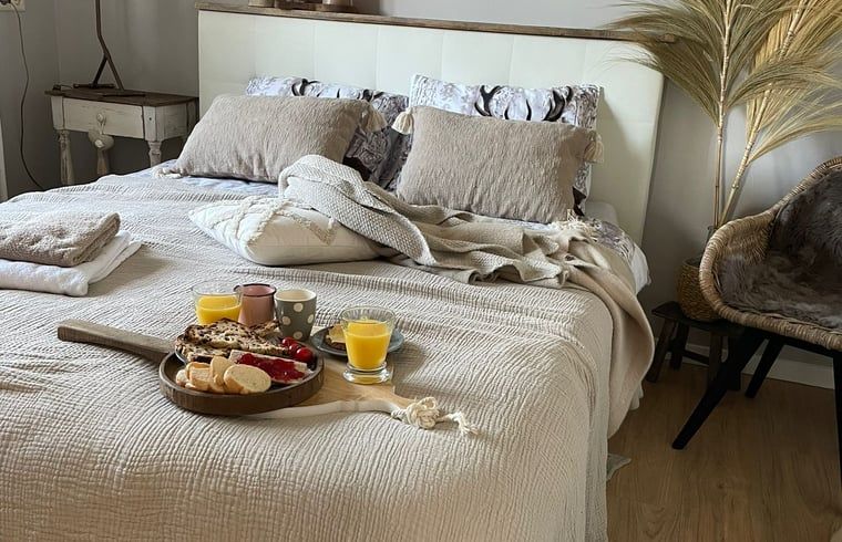 Children enjoy the sun at vacation home Manderveen, a family-friendly destination in Twente.