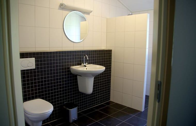 Moderne badkamer in Huisje in Buurse, vakantiehuis in het prachtige Twente, Overijssel.
