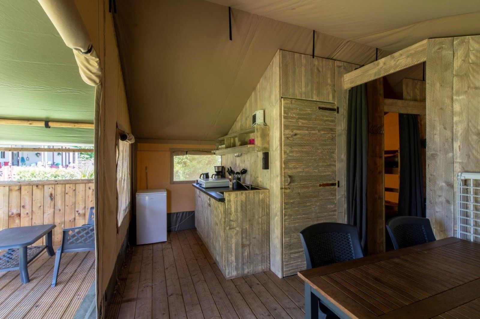 Verblijf 525309 - Tenthuis Twente - Safaritent 6 personen incl. sanitair met glijbaan