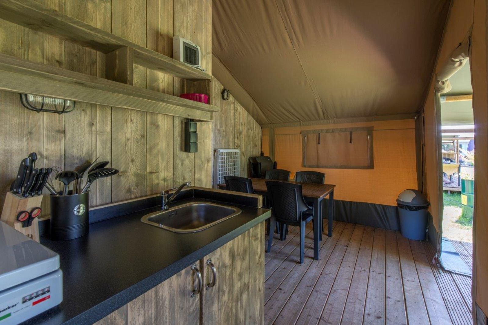 Verblijf 525309 - Tenthuis Twente - Safaritent 6 personen incl. sanitair met glijbaan