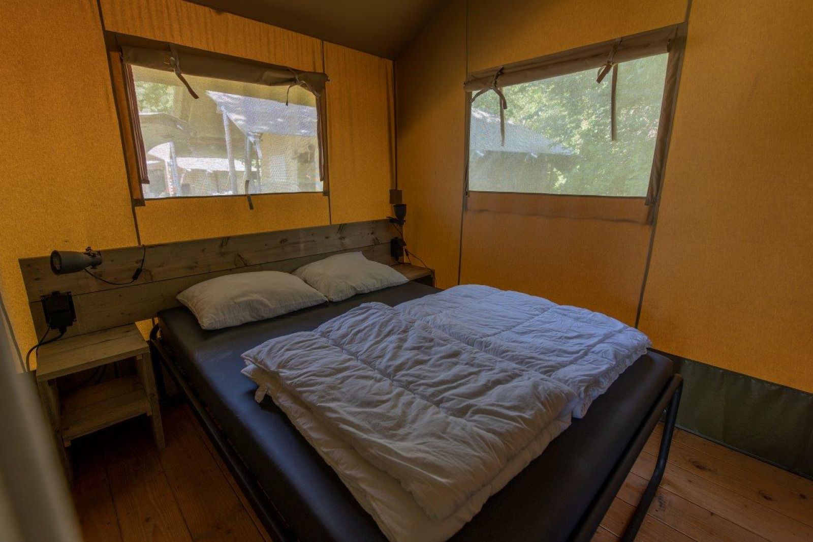 Verblijf 525309 - Tenthuis Twente - Safaritent 6 personen incl. sanitair met glijbaan