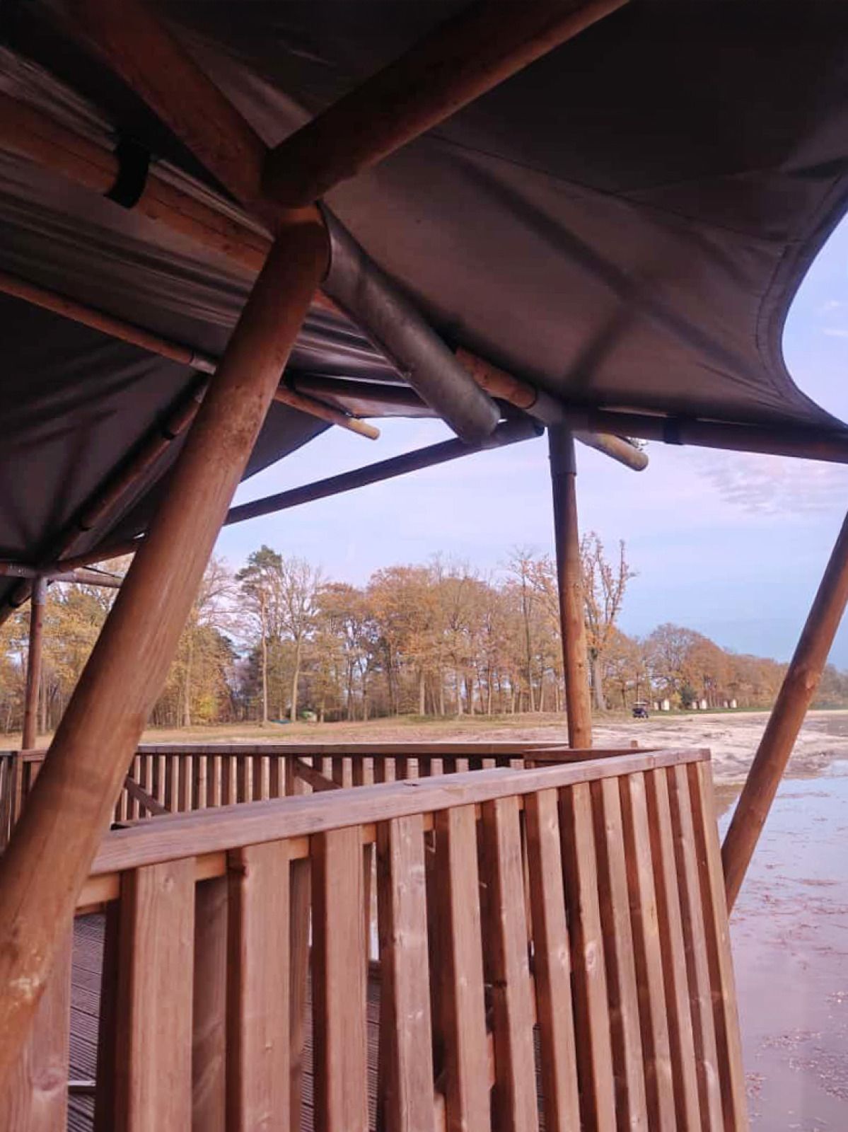 Verblijf 525310 - Tenthuis Twente - Safaritent 6 personen incl. sanitair aan het meer