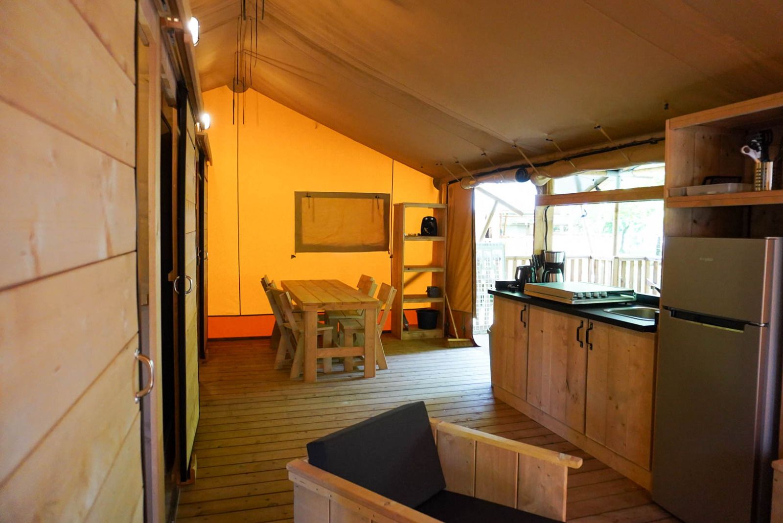 Verblijf 525310 - Tenthuis Twente - Safaritent 6 personen incl. sanitair aan het meer