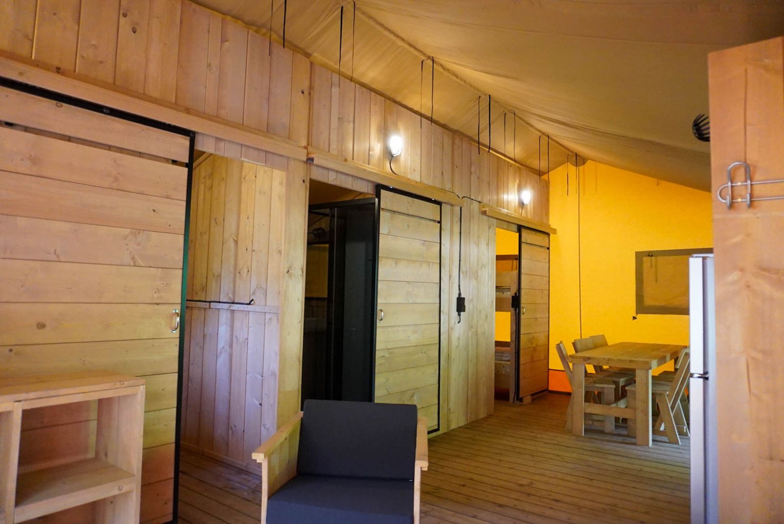 Verblijf 525310 - Tenthuis Twente - Safaritent 6 personen incl. sanitair aan het meer