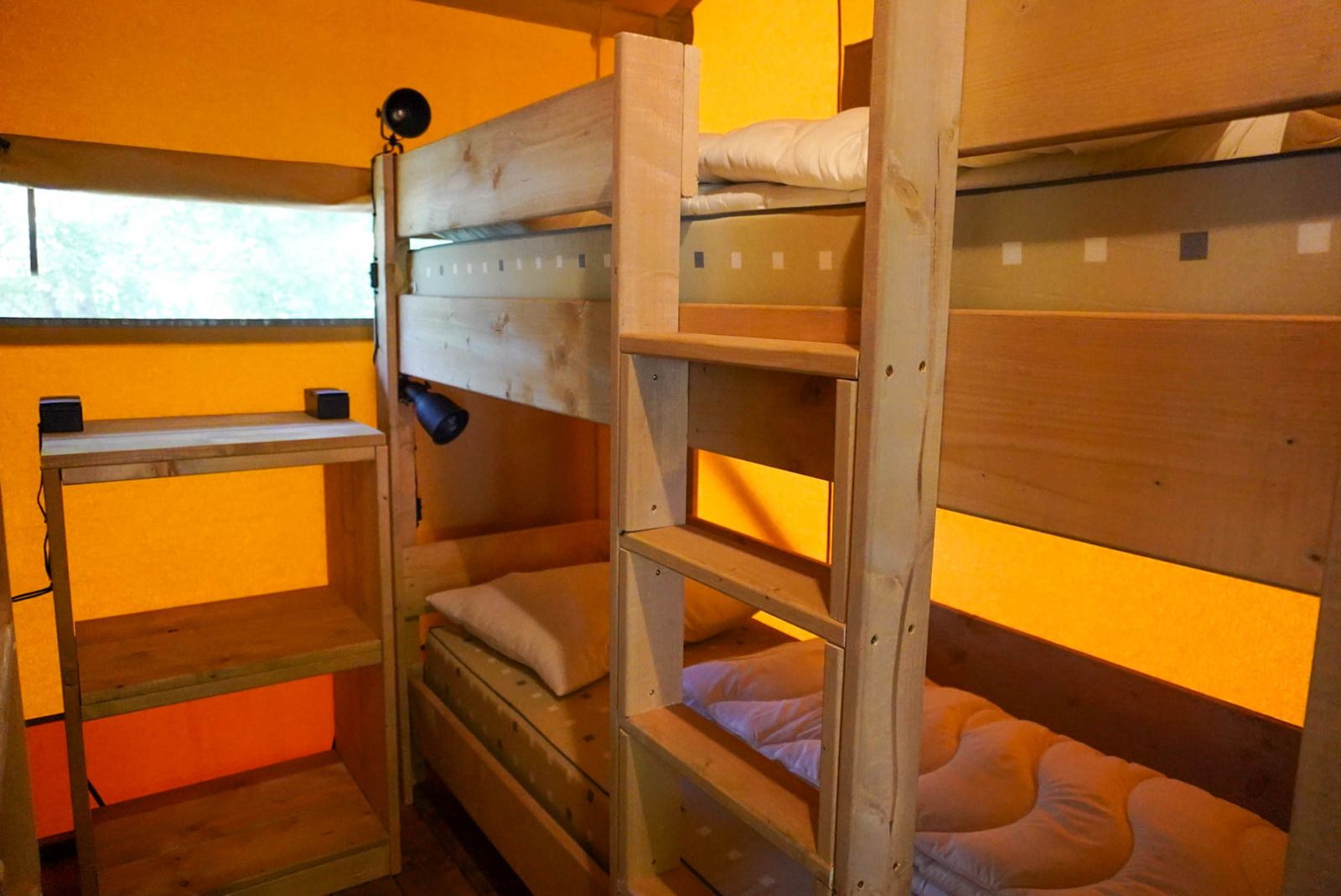 Verblijf 525310 - Tenthuis Twente - Safaritent 6 personen incl. sanitair aan het meer