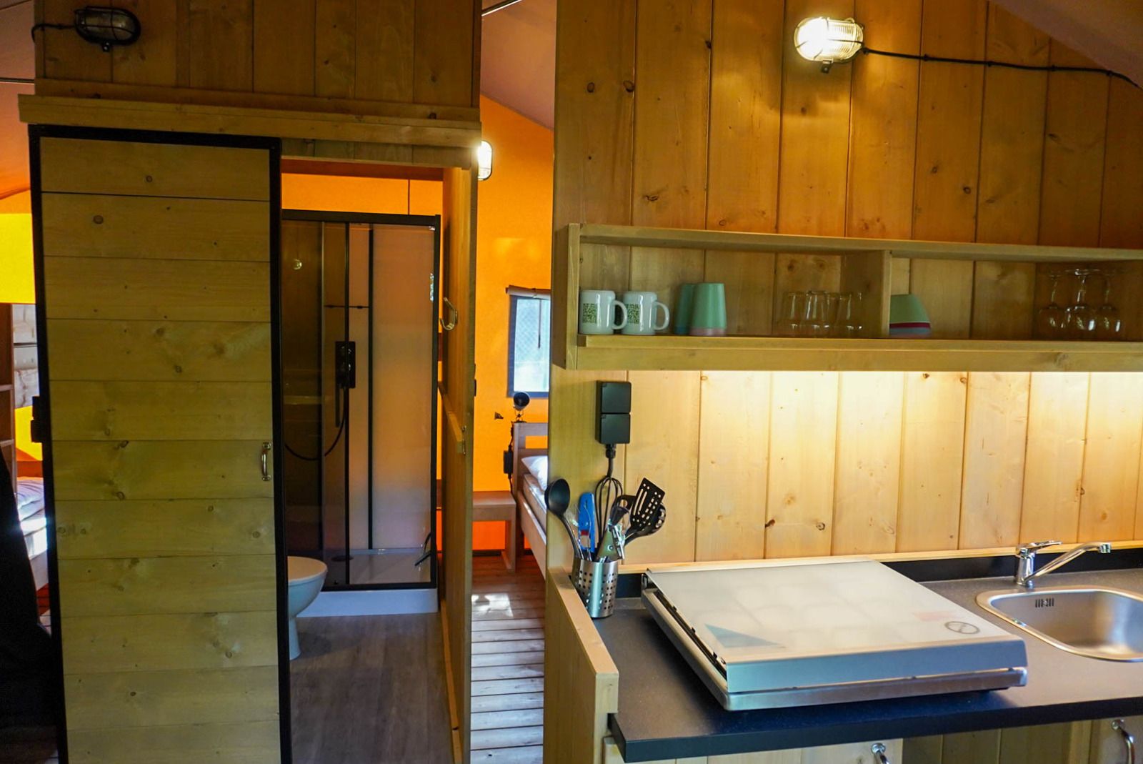 Guest house 525314 - Tent house Twente - Safaritent 5 personen incl. sanitair aan het meer