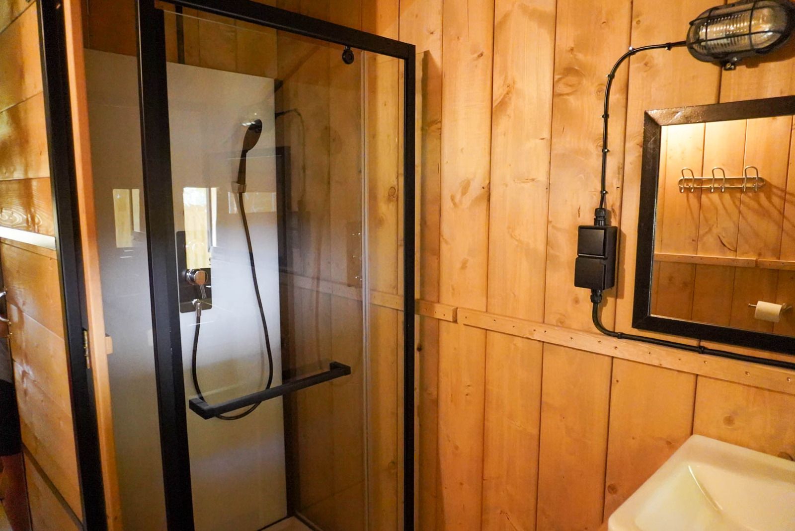 Guest house 525314 - Tent house Twente - Safaritent 5 personen incl. sanitair aan het meer