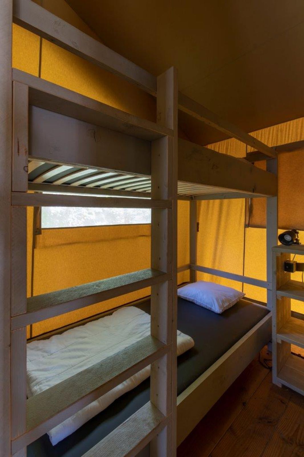 Verblijf 525315 - Tenthuis Twente - Safaritent 4 personen incl. sanitair aan het meer