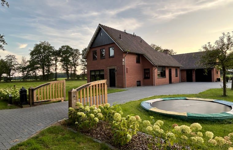 Vakantiehuisje in Agelo, gelegen in het schilderachtige Twente, Overijssel, met een ruime tuin en trampoline voor kinderen.