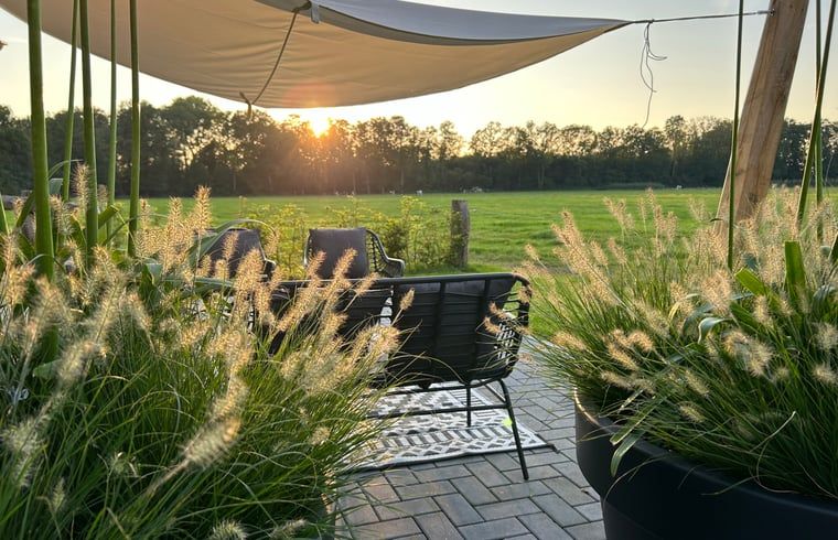 Gezellig terras met uitzicht op de velden bij Vakantiehuisje in Agelo, een oase van rust in Twente, Overijssel.